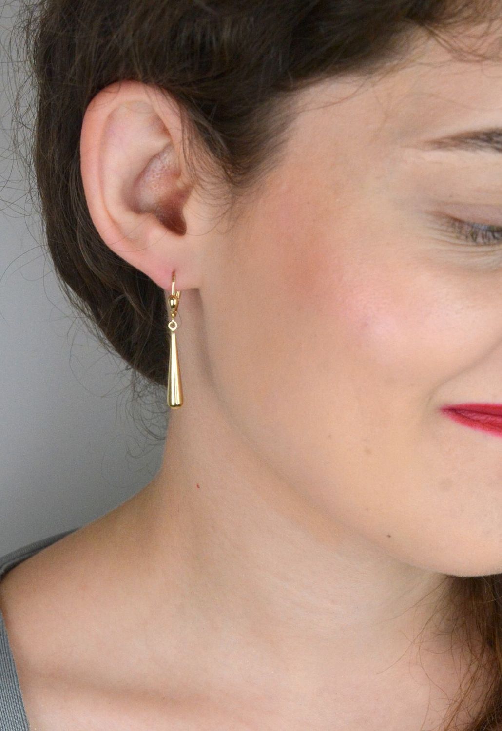 Delikatne kolczyki damskie ze złota próby 585 w kształcie smukłych sopelków. Długość 4 cm, zapięcie angielskie. Elegancja i subtelny styl w jednym.1.jpg